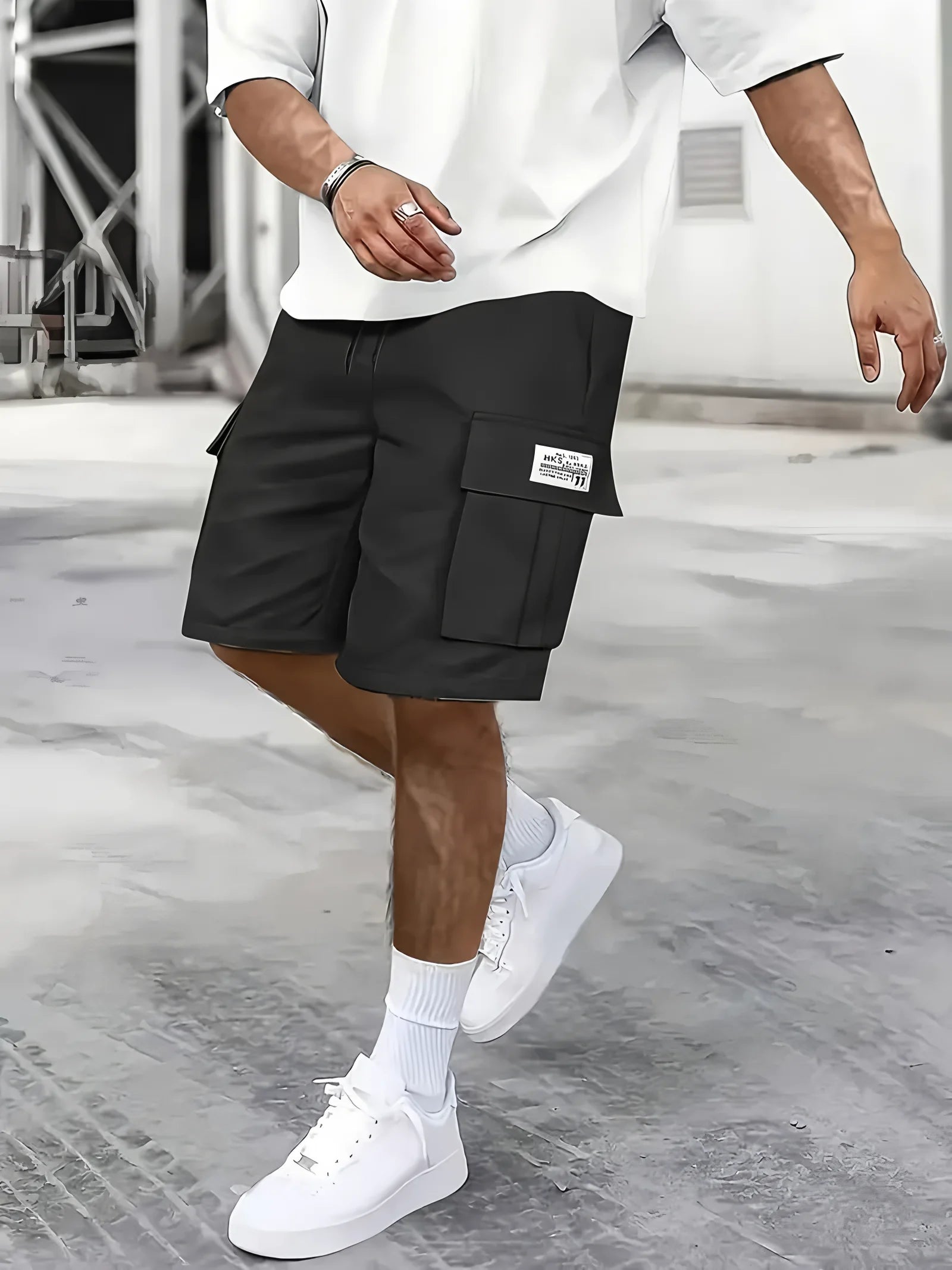 LOY Men's multi-pocket work shorts, summer casual wear with multiple functional pockets, designed for comfort and practicality.