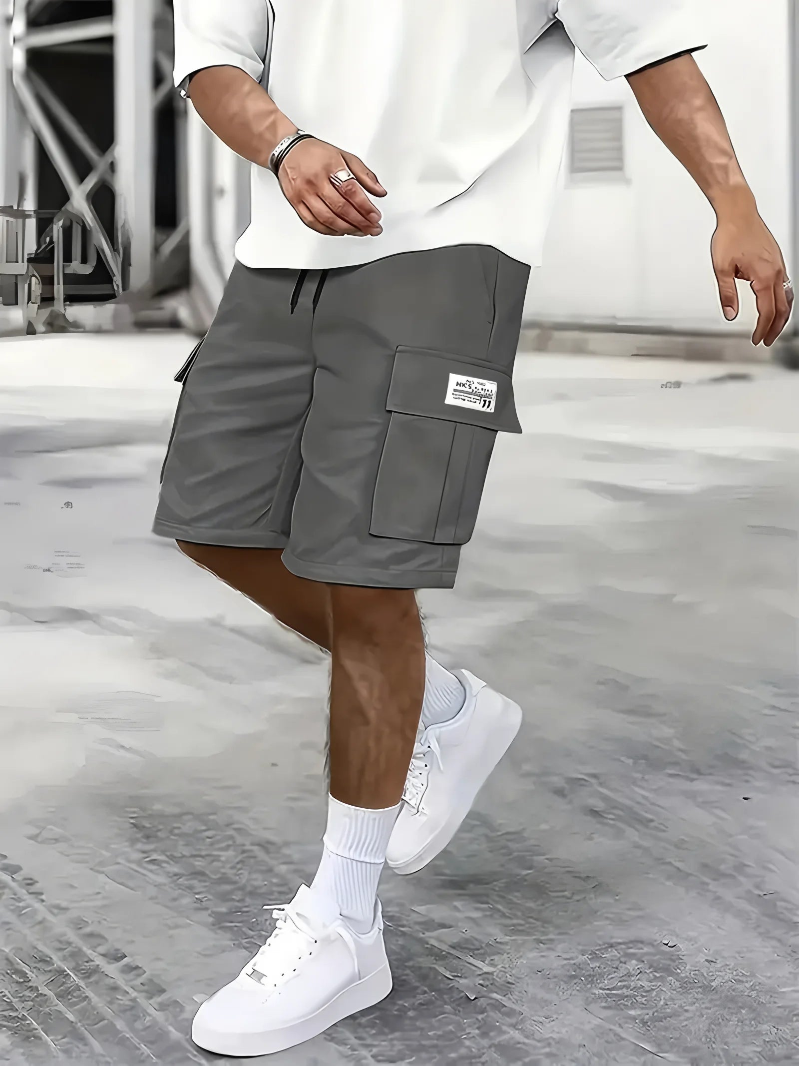 LOY Men's multi-pocket work shorts in summer fabric, featuring multiple utility pockets and comfortable fit for outdoor work.